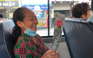 Clip dễ thương: Chị bán hàng, cô công nhân bất ngờ nhận quà trên xe buýt
