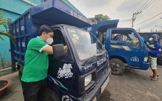 Dán tem cho 200 xe gom rác ở TP HCM