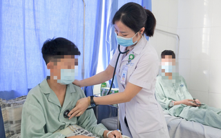 Bốn học sinh nhập viện cấp cứu sau 1 giờ hút thuốc lá điện tử