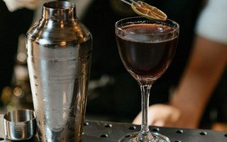 Nhân viên cho máu vào cocktail bị sa thải