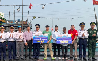 Tặng 2.000 lá cờ Tổ quốc cho ngư dân Thừa Thiên - Huế