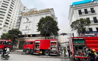 Huy động 6 xe PCCC phun nước dập lửa vụ cháy quán karaoke Pattaya