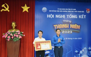 Chủ tịch UBND tỉnh Tây Ninh tặng bằng khen cho Báo Người Lao Động