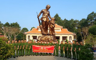 Trở lại quê hương "Người mẹ cầm súng"