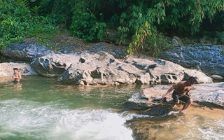 Hình ảnh cá chết nổi  đầy trên 1 con sông ở Quảng Nam