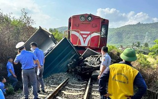 Đường sắt qua Khánh Hòa tê liệt nhiều giờ