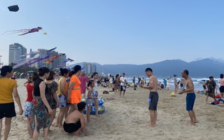 Biển Đà Nẵng rực rỡ sắc màu, đông đúc du khách