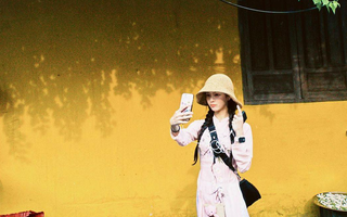 Nữ diễn viên nổi tiếng Hàn Quốc diện áo dài du ngoạn Việt Nam