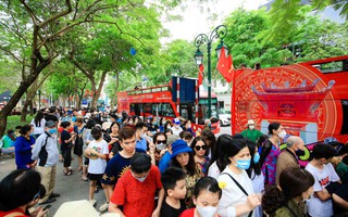 CLIP: Hàng ngàn người xếp hàng 4,5 tiếng để đi xe buýt 2 tầng ngắm Hà Nội