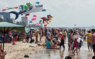 Hình ảnh bãi biển Vũng Tàu kín người trong ngày 30-4