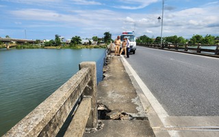 Hình ảnh một cây cầu ở Quảng Nam bất ngờ đứt gãy lan can