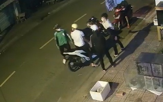 2 thiếu niên mặc quần áo chống nắng dùng dao chém người, cướp xe máy