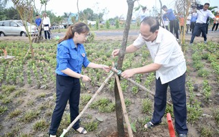 Phó Bí thư Thành ủy TP HCM trồng cây và trao huy hiệu 65 tuổi Đảng tại huyện Nhà Bè