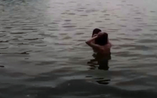 2 người "tắm tiên" tại hồ Gươm bị xử lý