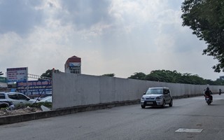 Hơn 500 m tường bêtông cao bất ngờ dựng giữa con đường "đắp chiếu" hơn 10 năm