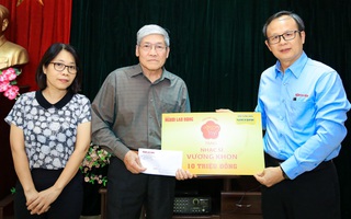 "Mai Vàng tri ân" tặng quà nhạc sĩ Vương Khon và nhà văn Huỳnh Nguyên tại Lai Châu