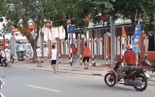 Xôn xao clip nhóm thanh niên cầm “rựa” đi thẳng vào trụ sở xã ở Phú Quốc