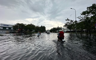 Mưa lớn giải nhiệt trút xuống giữa trưa, nhiều tuyến đường ở TP HCM ngập