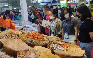 Người nước ngoài mê tôm khô, cá khô Việt Nam