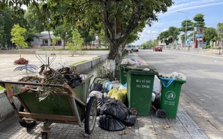 Xe chở rác chưa đăng kiểm được, thị xã tràn ngập rác thải