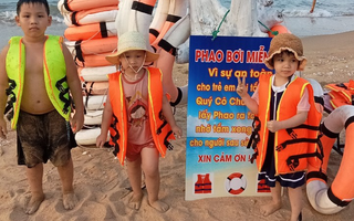 Ấm lòng trước hành động "áo phao miễn phí" cho trẻ em khi tắm biển
