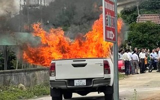 Ôtô bán tải phát nổ, tài xế tử vong: Tông người rồi đốt xe tự tử