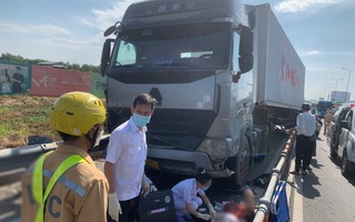 CLIP: Gặp nạn với container trên đường dẫn cao tốc ở TP HCM, 2 công nhân sắp cưới nhập viện