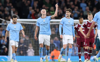 Haaland lập kỷ lục, Man City tái chiếm ngôi đầu Ngoại hạng Anh