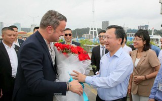 Thủ tướng Luxembourg Xavier Bettel tham quan Vịnh Hạ Long