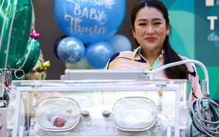 Con gái ông Thaksin "tái xuất" cùng con 2 ngày tuổi, tiếp tục tranh cử