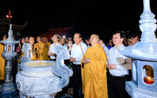 Thắp nến cầu nguyện hòa bình tại chùa Đại Tuệ