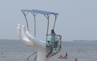 Tỉnh Thanh Hóa lên tiếng về những bàn tay "khổng lồ" gây tranh cãi ở bãi biển