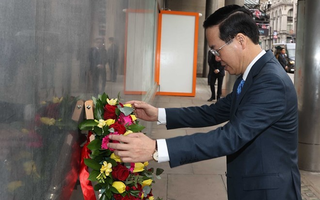 Chủ tịch nước Võ Văn Thưởng đặt hoa Biển tưởng niệm Bác Hồ tại London