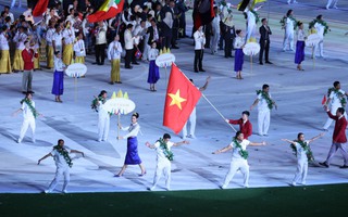 Khai mạc SEA Games 32, kình ngư Huy Hoàng dẫn đầu đoàn Việt Nam