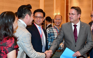 Chủ tịch Hội Doanh nhân trẻ Việt Nam trao đổi về tài chính xanh với Thủ tướng Luxembourg