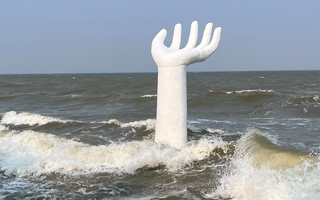 Hình ảnh bất ngờ về những bàn tay "khổng lồ" ở biển Thanh Hóa khi thủy triều lên cao