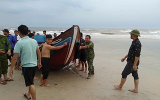 10 ngư dân gặp nạn trên vùng biển Quảng Bình