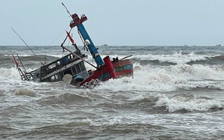 Dông lốc làm nhiều tàu cá của ngư dân gặp nạn