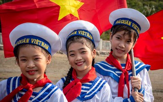 CUỘC THI ẢNH "THIÊNG LIÊNG CỜ TỔ QUỐC": Trong sắc thắm màu cờ