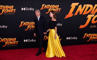Tuổi 80, Harrison Ford vẫn phong độ cùng vợ trên thảm đỏ