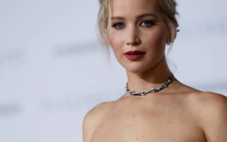 “Kiều nữ” Jennifer Lawrence gây sốc khi tố mẹ bán bồn cầu