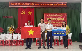 Báo Người Lao Động tặng 2.000 lá cờ Tổ quốc cho ngư dân huyện Hàm Thuận Nam