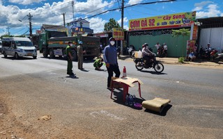 Hai thanh niên đi xe máy ngã ra đường, bị xe tải cán tử vong