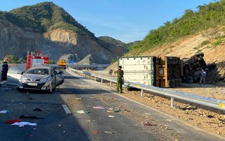 Tai nạn trên đường cao tốc ở Khánh Hòa, 2 người chết và 3 bị thương, xe con bẹp dí