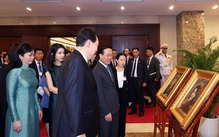 Tặng Tổng thống Hàn Quốc và Phu nhân bức chân dung làm từ lá sen