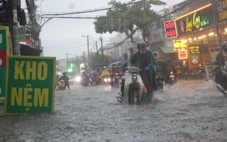 CLIP: TP HCM mưa tối trời, người dân "xé nước" trên đường