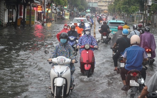 TP HCM mưa mù trời, nhiều nơi xe "bơi" trong nước