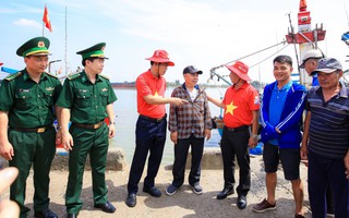 Trao 20.000 lá cờ Tổ quốc cho tỉnh Thanh Hóa
