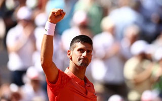 Djokovic vào tứ kết Roland Garros, vượt qua kỷ lục của Nadal