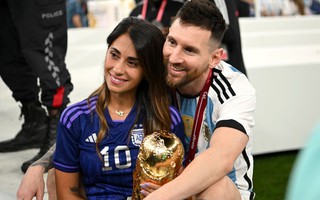Vợ con muốn Messi trở lại Barcelona